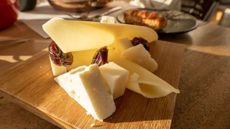 Γιατί εξαφανίζεται η γραβιέρα Νάξου από τα σούπερ μάρκετ - Βαρύ πλήγμα για τους παραγωγούς