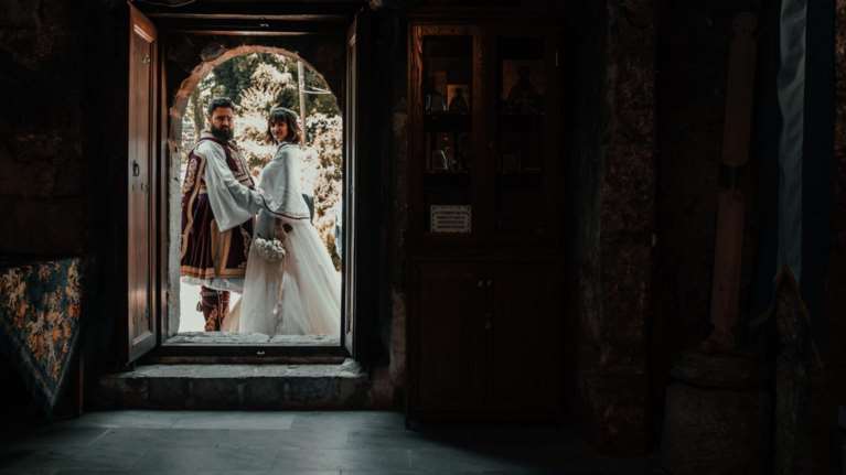 Ο γάμος της χρονιάς στα Τρίκαλα: Ζευγάρι τίμησε τα 200 χρόνια από την Ελληνική Επανάσταση [βίντεο]