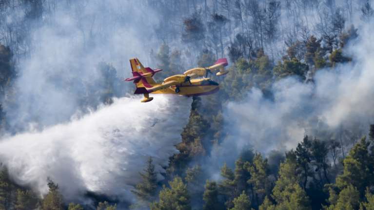 Χρυσοχοΐδης: "Τα εναέρια μέσα έχουν ήδη πετάξει τις διπλάσιες ώρες από πέρυσι για τις φωτιές"
