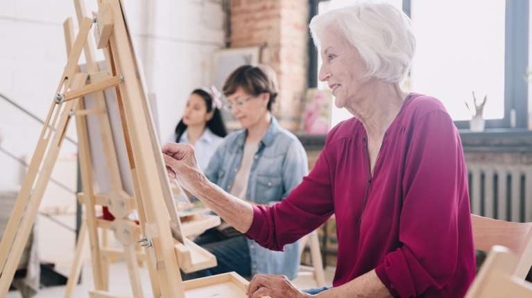Πώς τα χόμπι σχετίζονται με την καλύτερη ψυχική ευεξία στους άνω των 65