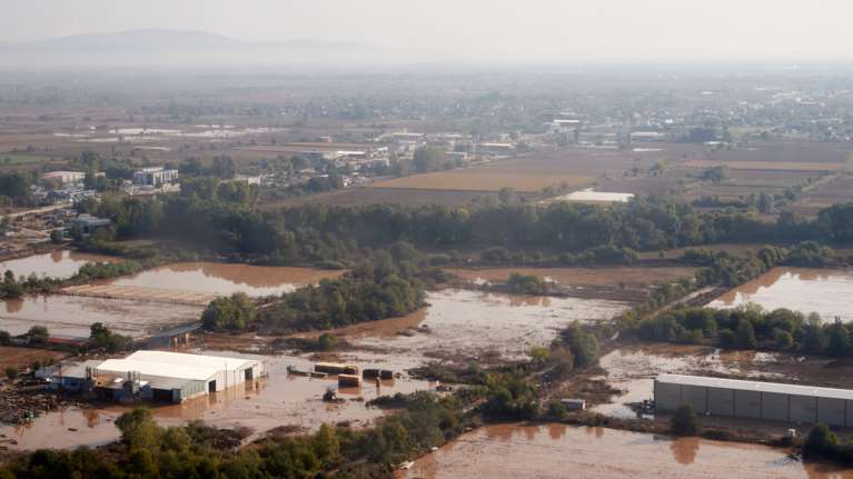 Σκληρή κόντρα ΝΔ - ΣΥΡΙΖΑ στα λασπόνερα της Καρδίτσας με φόντο &quot;αγανακτισμένους&quot; και &quot;στημένα πλάνα&quot;