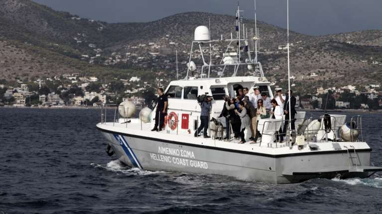 Σκάφος με 60 μετανάστες εντοπίστηκε νότια της Κρήτης - Τους περισυνέλεξε εμπορικό πλοίο