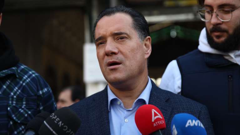 Άδωνις Γεωργιάδης: Δεν είπα ότι ο Καραμανλής ήξερε ότι υπήρχε πρόβλημα ασφαλείας στα τρένα και το έκρυψε [βίντεο]