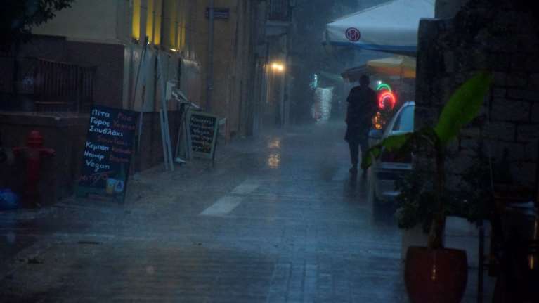 Καιρός: Βροχές και σποραδικές καταιγίδες - Πού θα πέσει χιόνι