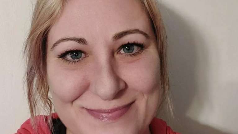 Αμερικανίδα πέθανε σε πτήση, αφού αποκοιμήθηκε πάνω στη μητέρα της: Μυστήριο με κοκτέιλ φαρμάκων στον οργανισμό της