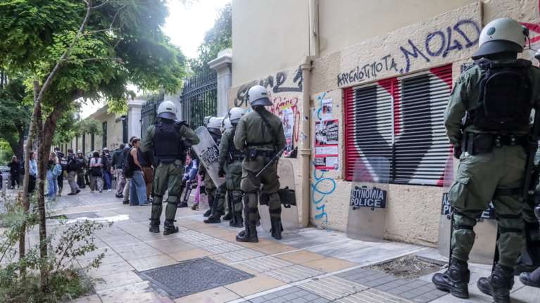 ΜΑΤ στο Πολυτεχνείο: Μπλόκαραν συναυλία που δεν είχε άδεια - Μεταφέρθηκε στην ΑΣΟΕΕ [Εικόνες]