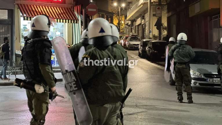 Θεσσαλονίκη: Επίθεση με μολότοφ σε διμοιρία των ΜΑΤ έξω από το τουρκικό προξενείο