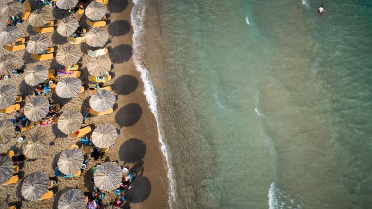 &quot;Βροχή&quot; οι καταγγελίες στο MyCoast: 2.500 έλεγχοι σε παραλίες την τελευταία εβδομάδα – 14 σφραγίσεις σε επιχειρήσεις