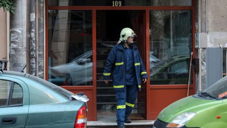 Τραγωδία στην Καλλιθέα: Νεκρός ηλικιωμένος από φωτιά στο διαμέρισμά του