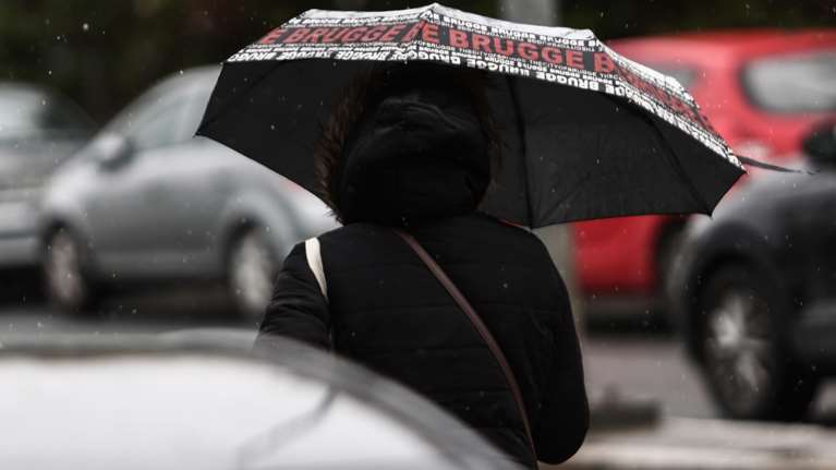 Χειμωνιάτικος ο καιρός σήμερα σε όλη τη χώρα: Τσουχτερό κρύο και βροχές - Πού θα χιονίσει