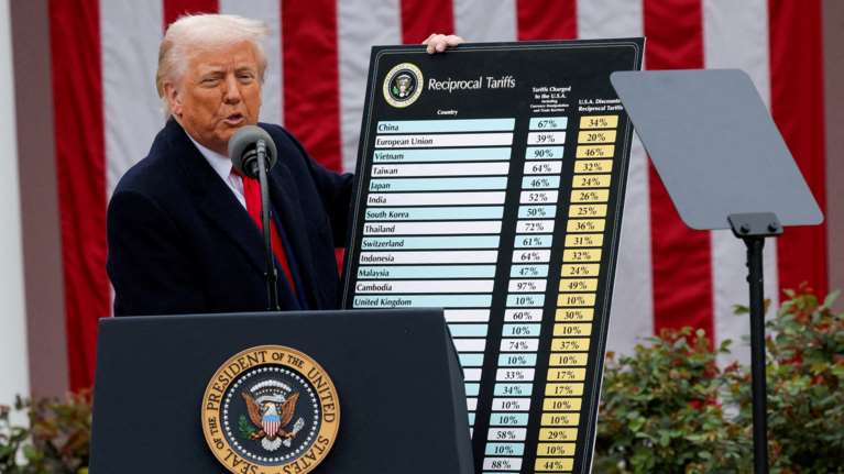 O Τραμπ &quot;παγώνει&quot; για 90 ημέρες τους δασμούς σε 75 χώρες - Για την Κίνα εκτοξεύονται στο 125%