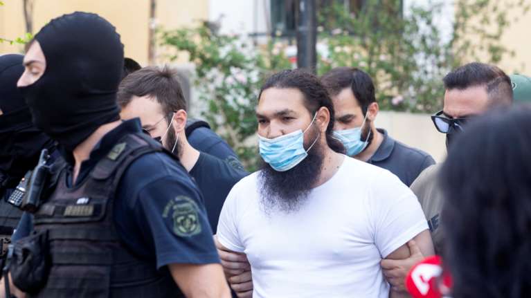 Μονή Πετράκη: &quot;Δεν ήξερα ότι θα κάνω κακό, ζητώ συγγνώμη&quot; - Η πρώτη δήλωση του ιερέα για την επίθεση [Βίντεο]