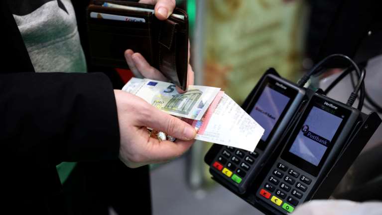 Νέα εποχή για τη Βουλγαρία: Η χώρα "μπήκε" στο ευρώ - Ανησυχία των πολιτών για αύξηση των τιμών