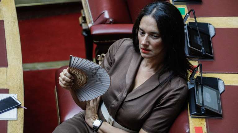 Νόνη Δούνια: Τράβηξε τα βλέμματα στη Βουλή με την εντυπωσιακή της εμφάνιση [εικόνες]