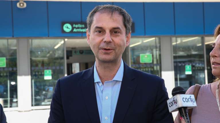 Θεοχάρης στους Times: Μπορούμε να ανοίξουμε τον τουρισμό πριν από τις 14 Μαΐου για τους Βρετανούς