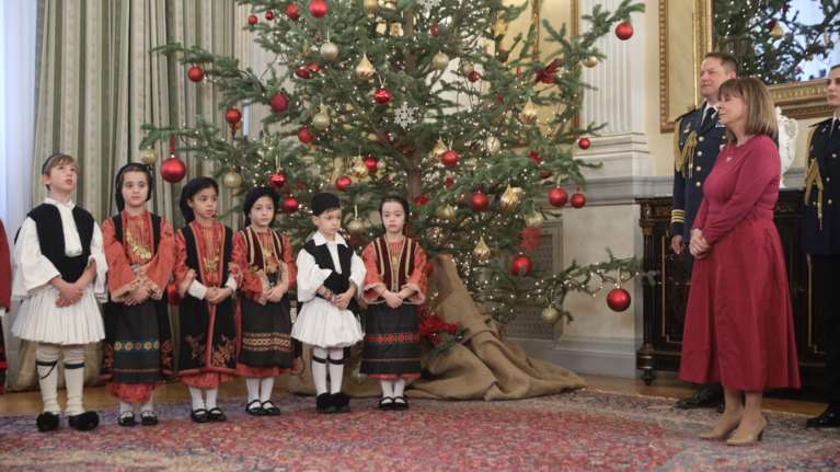 Τα κάλαντα στην Πρόεδρο της Δημοκρατίας Κατερίνα Σακελλαροπούλου από την Προεδρική Φρουρά [εικόνες-βίντεο]