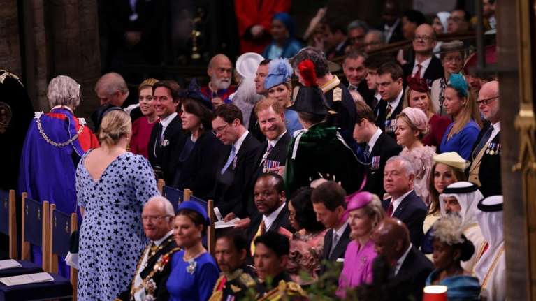 Πρίγκιπας Χάρι: Μόνος του στη στέψη του Καρόλου, χωρίς τη Μέγκαν Μαρκλ [εικόνες]