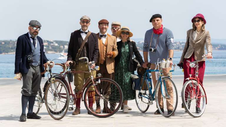 A Weekend in Tweed: Οι Σπέτσες μάς ταξιδεύουν στον χρόνο με ρετρό διάθεση