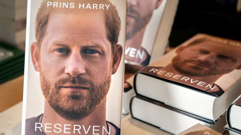 Εκδοτικό φαινόμενο η "Ρεζέρβα" του Χάρι - Σπάει τα ρεκόρ πωλήσεων το βιβλίο για τη βασιλική οικογένεια της Βρετανίας
