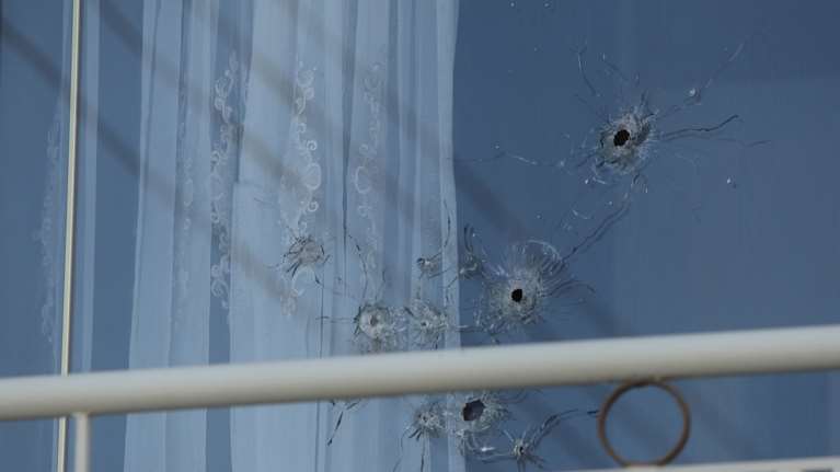 Αγία Βαρβάρα: Έντρομοι οι κάτοικοι από τους πυροβολισμούς - &quot;Κοιμόμουν εκεί που έπεσε η σφαίρα&quot; [Βίντεο]