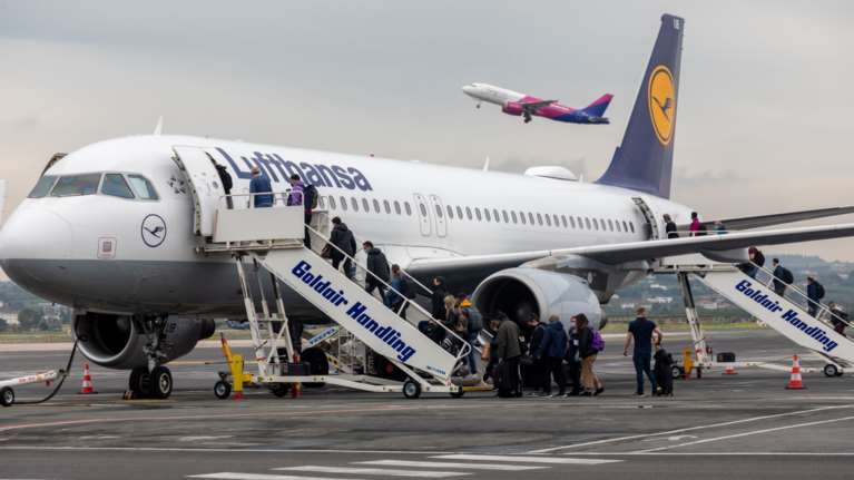 Η Lufthansa θα ακυρώσει 900 πτήσεις τον Ιούλιο - Η πανδημία και η έλλειψη προσωπικού