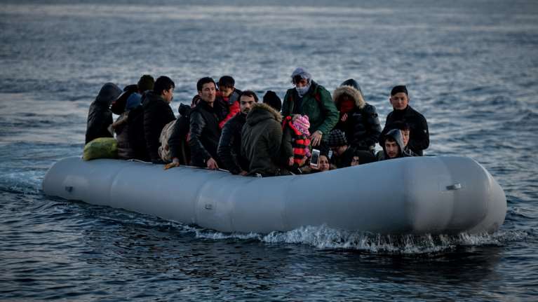 Νέο θρίλερ στη Μεσόγειο: Ακυβέρνητο πλεούμενο με 50 μετανάστες- Ανήμπορη δήλωσε η Λιβύη