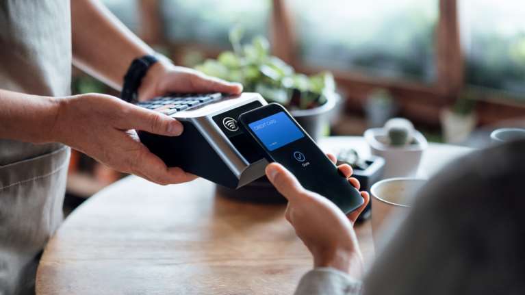 Εκτοξεύτηκε η χρήση των ηλεκτρονικών συναλλαγών και του IRIS - Ξεπέρασαν το μισό τρισ. ευρώ το 2024