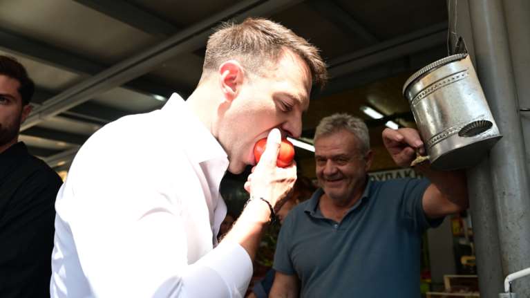 Στη Βαρβάκειο ο Κασσελάκης πριν αναχωρήσει για Πάσχα στην Κέρκυρα - Εφαγε τομάτα [εικόνες-βίντεο]