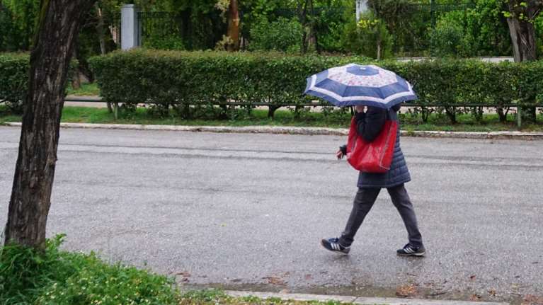 Αίθριος ο καιρός με νεφώσεις και τοπικές βροχές - Σε ποιες περιοχές θα χρειαστεί ομπρέλα