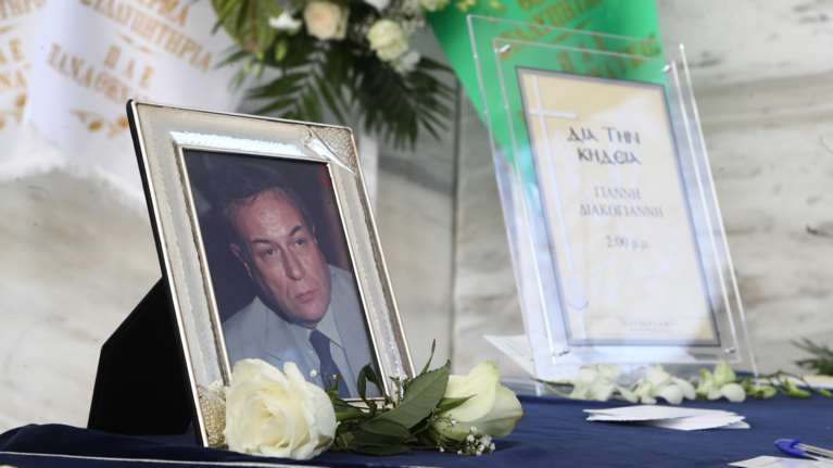 Συγκίνηση στην κηδεία του δημοσιογράφου Γιάννη Διακογιάννη στο Α&#39; Νεκροταφείο [εικόνες]