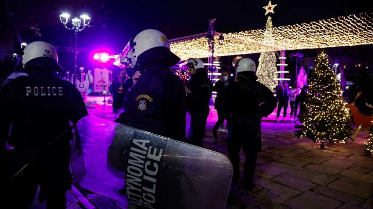 Ένταση και επεισόδια στον Ασπρόπυργο - Επίθεση με πέτρες σε αστυνομικούς