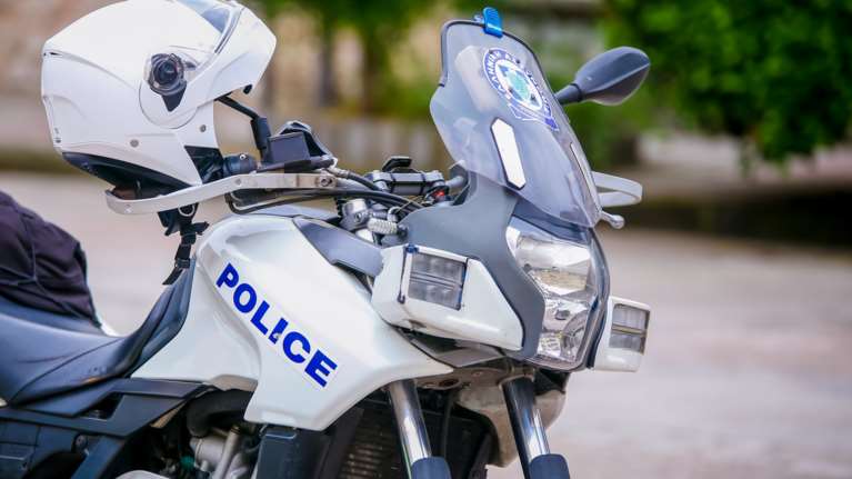 Κολωνός: Οριστικό - Αστυνομικός συνομιλούσε με τη 12χρονη, πειθαρχικός έλεγχος με εντολή Θεοδωρικάκου