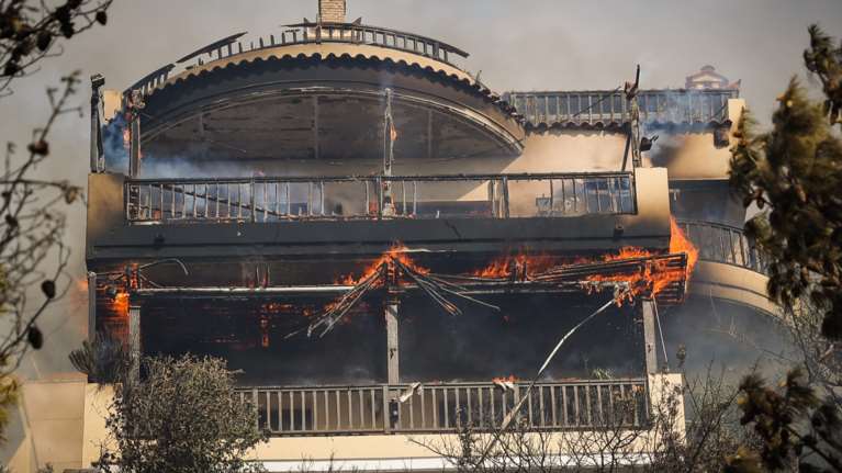 Φωτιά στη Βούλα: Δραματικές ώρες ζουν οι κάτοικοι - Υλικές ζημιές σε σπίτια και συνεχείς αναζωπυρώσεις [εικόνες, βίντεο]