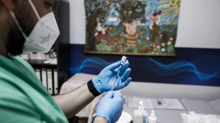 Αντιπρόεδρος ΕΟΔΥ: Ενα απλό τεστ ανοσίας θα έδειχνε ποιος χρειάζεται την 4η δόση εμβολίου