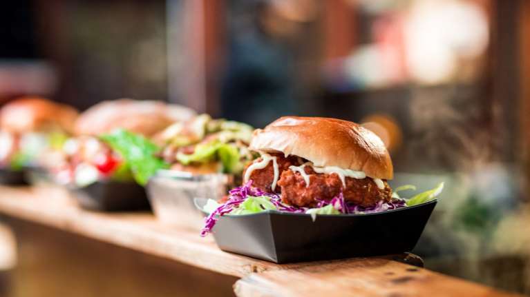 Εστίαση: Επέλαση νέων αλυσίδων street food στην Ελλάδα - Πώς η Gen Z καθορίζει τις τάσεις