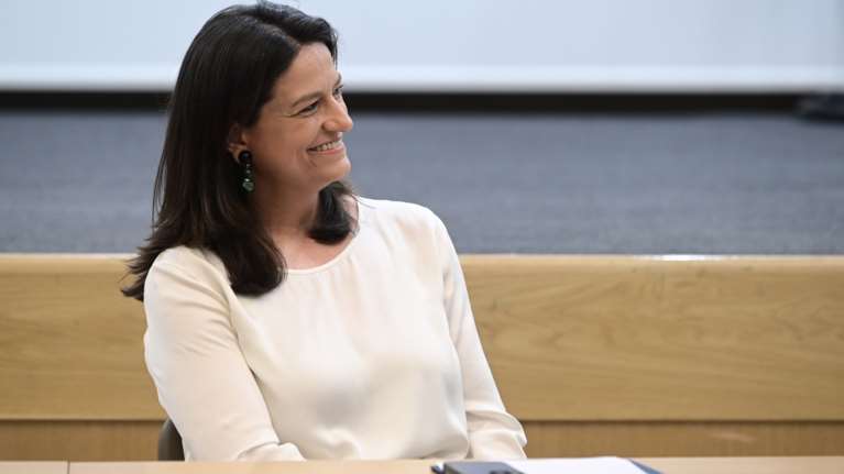 Νέο εργασιακό νομοσχέδιο: Δεν επιβάλλει 13ωρη εργασία, ούτε προβλέπει απόλυση με sms