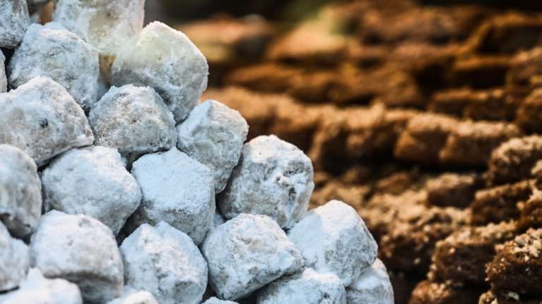 Χριστούγεννα με... αλμυρά μελομακάρονα, κουραμπιέδες και τσουρέκια - "Τσούζουν" φέτος οι τιμές