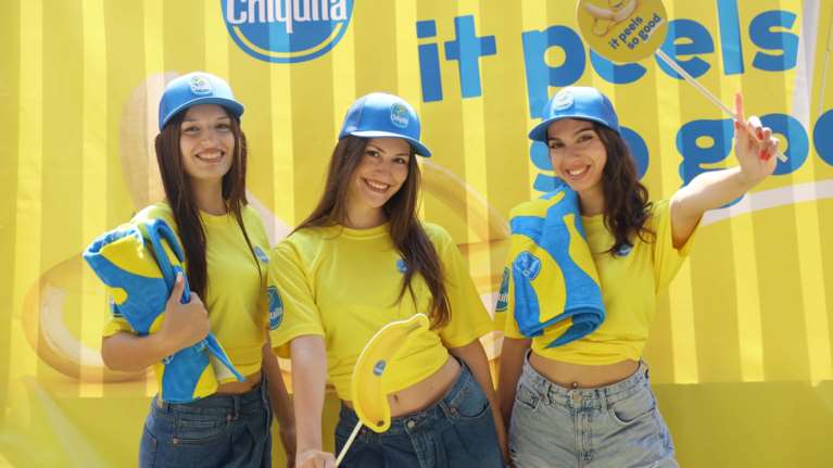 Η Chiquita φέρνει τροπικά vibes στο PAZUZU Beach Club στην Κέρκυρα