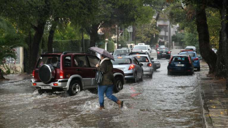 Καιρός: Επιδείνωση τη Δευτέρα με λασποβροχές και ισχυρές καταιγίδες - Ποιες περιοχές θα &quot;χτυπήσουν&quot;
