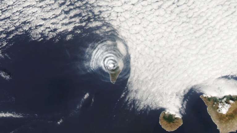 Λα Πάλμα: Το αεροδρόμιο τέθηκε εκτός λειτουργίας λόγω στάχτης από την έκρηξη του ηφαιστείου