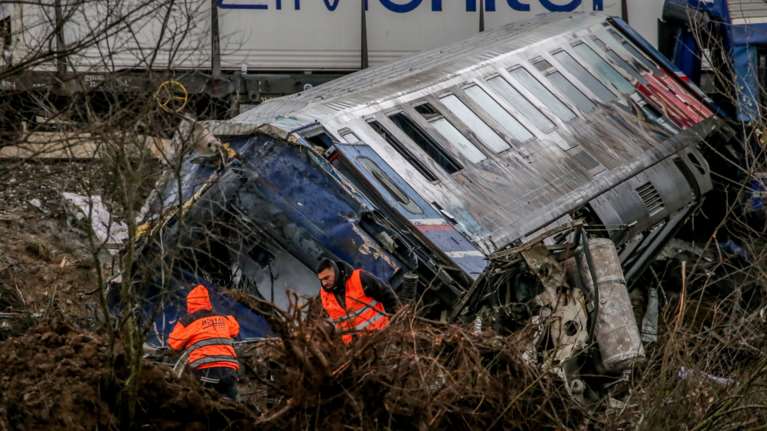 Τραγωδία στα Τέμπη: &quot;Ο σταθμάρχης δεν ήταν στη θέση του, ήταν στην καφετέρια - Το λένε τρεις μάρτυρες&quot;