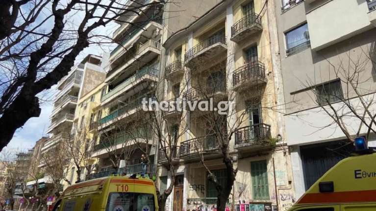 Τραγωδία στη Θεσσαλονίκη: Νεκρή τριαντάχρονη γυναίκα που έπεσε από ταράτσα πολυκατοικίας [εικόνες - βίντεο]
