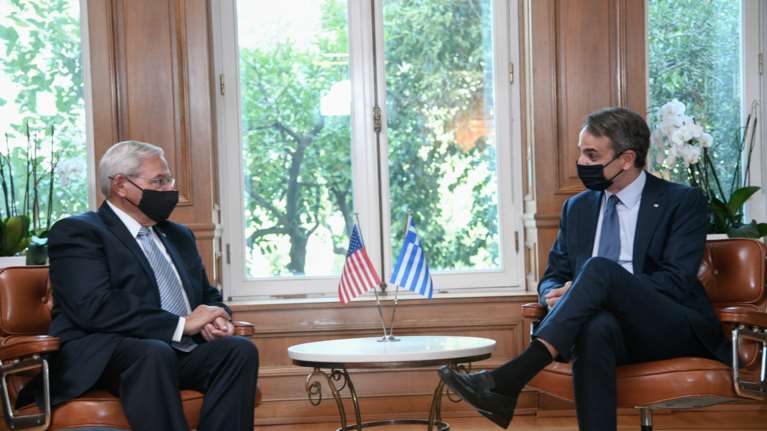 Στην Αθήνα ο γερουσιαστής Ρόμπερτ Μενέντεζ - Συνάντηση με Μητσοτάκη στο Μαξίμου