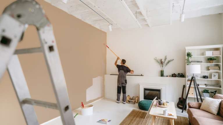 Ο γρίφος των ανακαινίσεων: 7 στα 10 κτίρια στην Αττική είναι ηλικίας από 35 ετών και πάνω