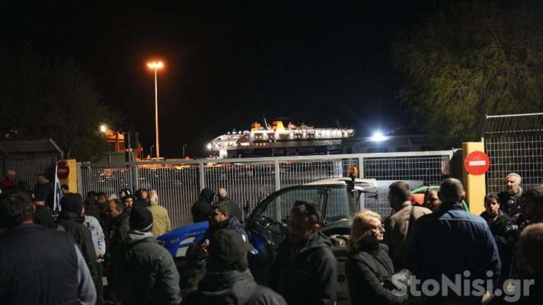 Μυτιλήνη: Αγρότες εμπόδισαν επιβάτες πλοίου να ταξιδέψουν - Εφυγε άδειο από κόσμο και αυτοκίνητα