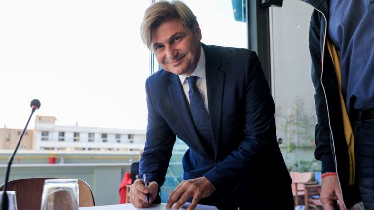 Ποιος είναι ο Νικόλας Φαραντούρης που ορίζεται Σύμβουλος Ευρωπαϊκής Πολιτικής του Κασσελάκη