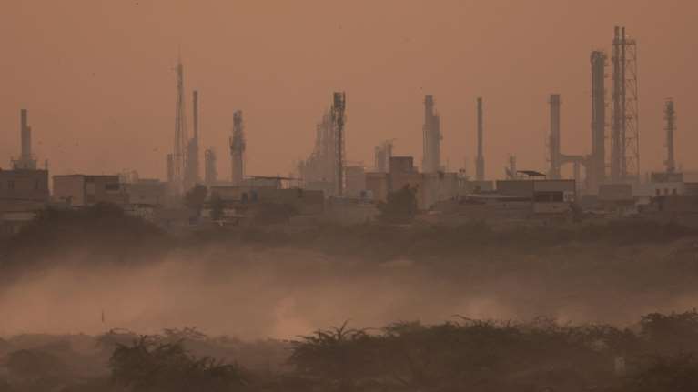 Το Πακιστάν "πυροβολεί" το νέφος με αντιθαμβωτικά όπλα για να καταπολεμήσει την ατμοσφαιρική ρύπανση