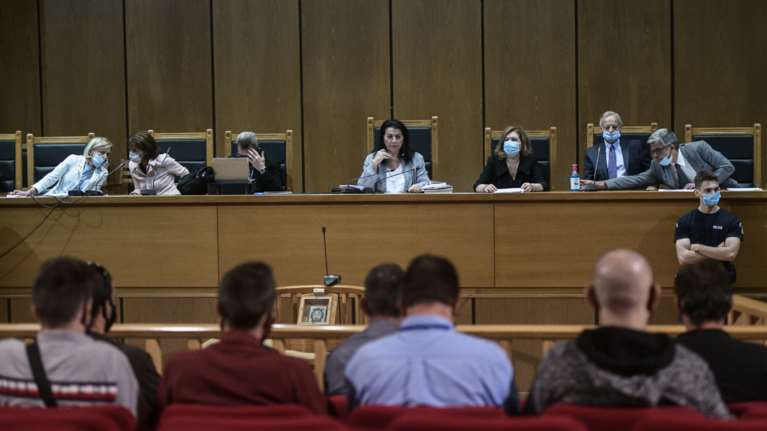 "Συγκινητικές" ιστορίες επιστρατεύουν τώρα οι χρυσαυγίτες: Παιδιά, ηλικιωμένοι γονείς, πρόβατα και... youtube