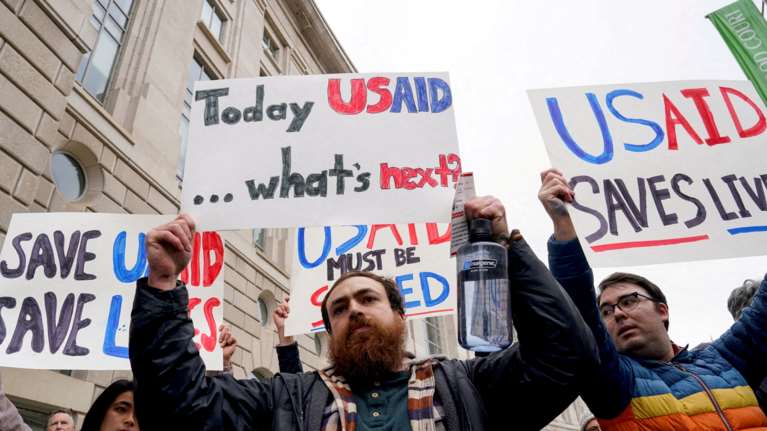 Η USAID απολύει ή θέτει σε διοικητική αργία σχεδόν όλους τους εργαζομένους της