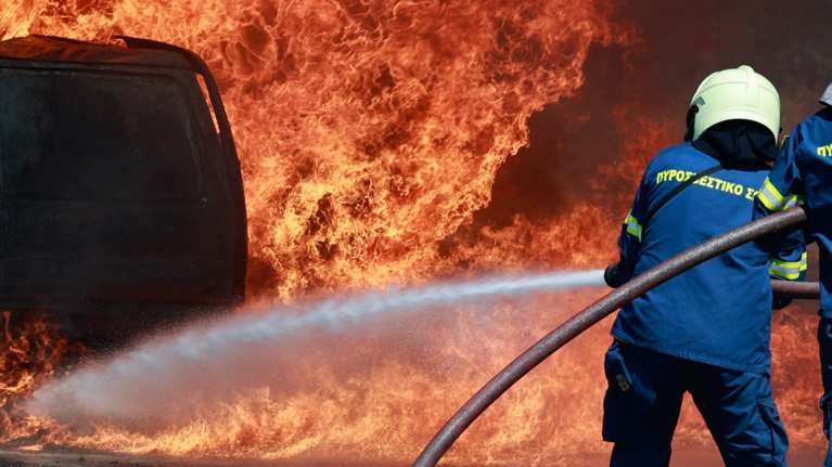 Θρίλερ στο Μενίδι: Νεκρός ένας άνδρας μετά από φωτιά στο αυτοκίνητό του